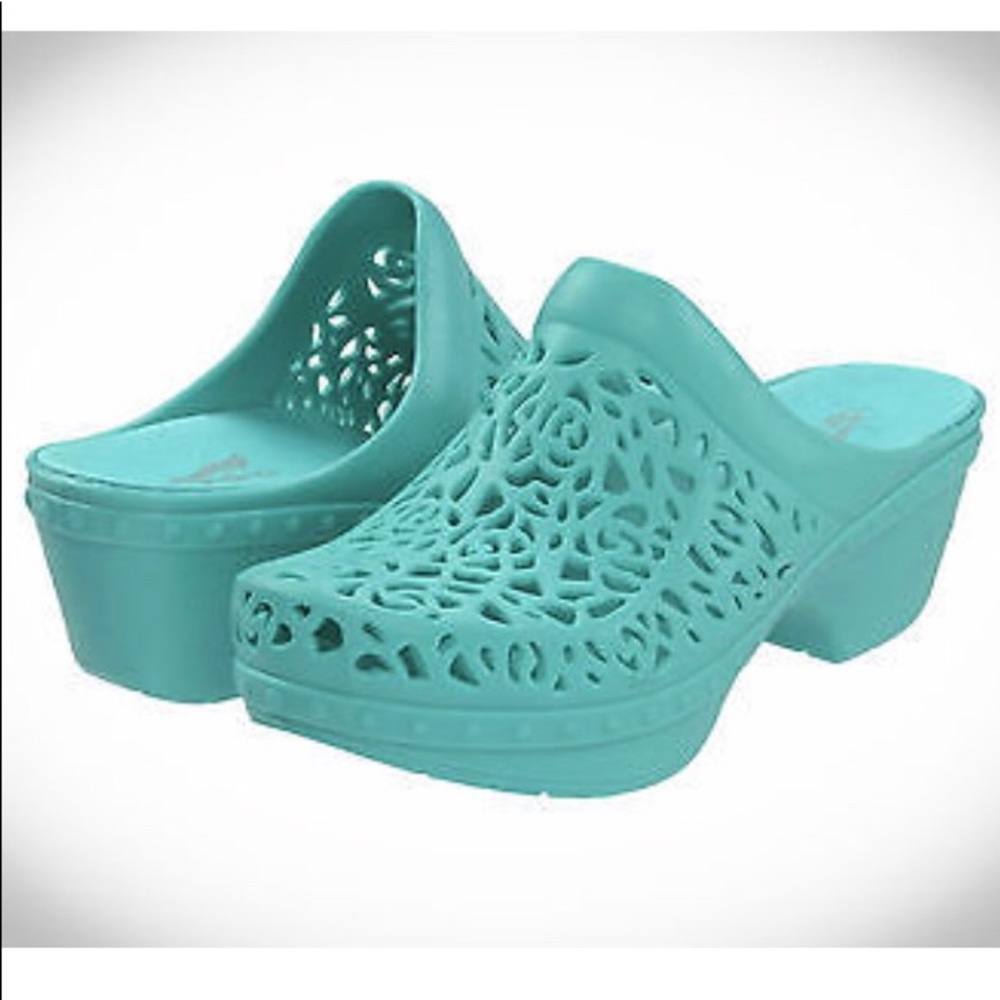 !! Price Drop !! Dansko Pippa teal colored clogs